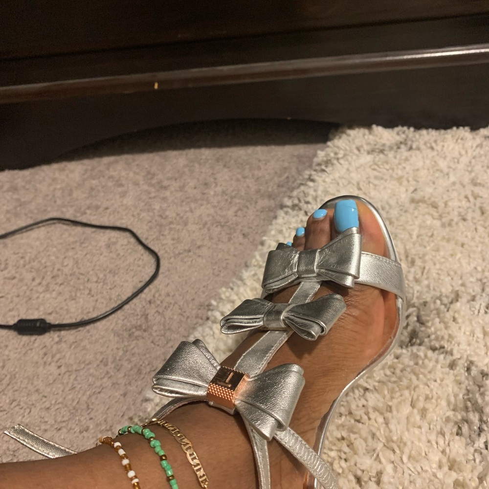 I’m selling this gorgeous Ted baker sandals…only wore it once